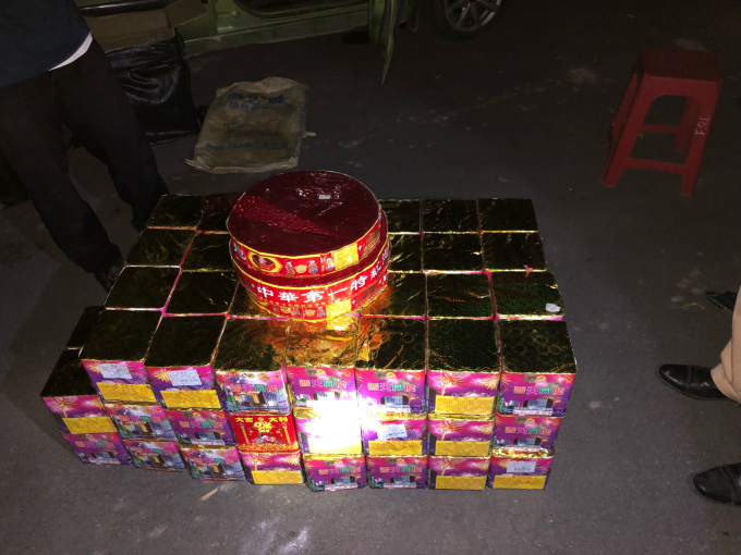 137,5 kg ph&aacute;o hoa v&agrave; ph&aacute;o nổ&nbsp;bị thu giữ.