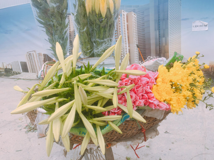 Từ những sạp hoa tươi cho tới những xe hoa rong đều xuất hiện một m&agrave;u trắng tinh kh&ocirc;i của hoa loa k&egrave;n.