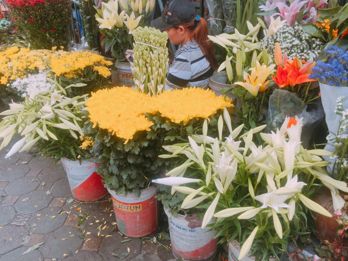 Ở những sạp b&aacute;n hoa những ng&agrave;y n&agrave;y kh&ocirc;ng thể thiếu được lo&agrave;i hoa loa k&egrave;n.