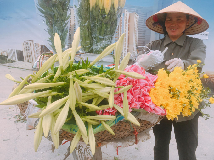 Gi&aacute; b&aacute;n của hoa loa k&egrave;n đơn thường c&oacute; gi&aacute; từ 30 &ndash; 40 ngh&igrave;n đồng/b&oacute;, c&ograve;n loa k&egrave;n ch&ugrave;m l&agrave; 20 &ndash; 25 ngh&igrave;n đồng/b&oacute;.