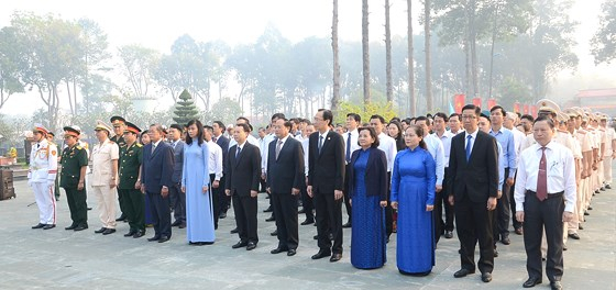 TP HCM sẽ tiến h&agrave;nh viếng c&aacute;c nghĩa trang Liệt sĩ v&agrave; d&acirc;ng hương, d&acirc;ng hoa Chủ tịch Hồ Ch&iacute; Minh v&agrave; Chủ tịch T&ocirc;n Đức Thắng  Ảnh: Mạnh H&ograve;a (SGGP)