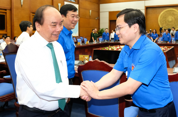 Thủ tướng Nguyễn Xu&acirc;n Ph&uacute;c v&agrave; anh Nguyễn Anh Tuấn, B&iacute; thư Trung ương Đo&agrave;n