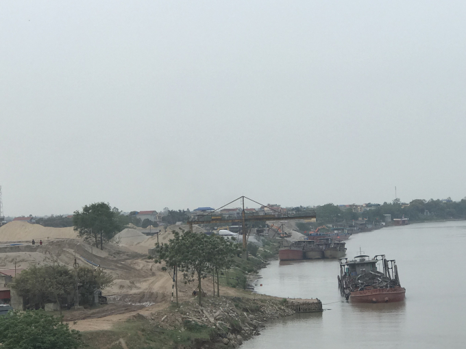 Nhiều c&aacute; nh&acirc;n, doanh nghiệp tập kết c&aacute;t, sỏi tr&aacute;i ph&eacute;p tại khu vực cảng Triều Dương.