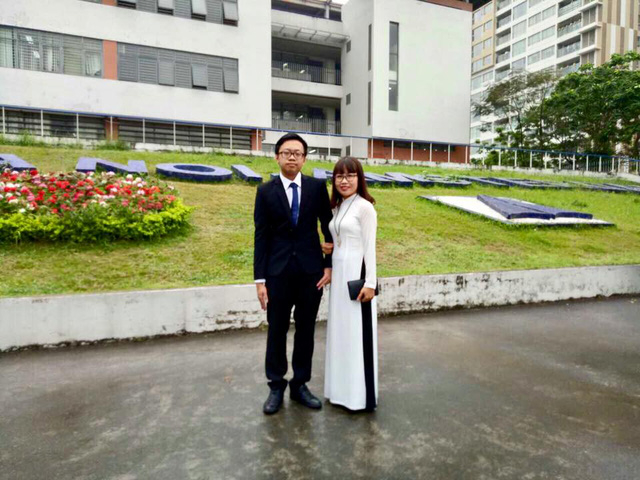 Cao Tuấn Kiệt chụp ảnh c&ugrave;ng mẹ Nguyễn Thị Nam &ndash; Giảng vi&ecirc;n Vật l&iacute; Đại học X&acirc;y dựng H&agrave; Nội.