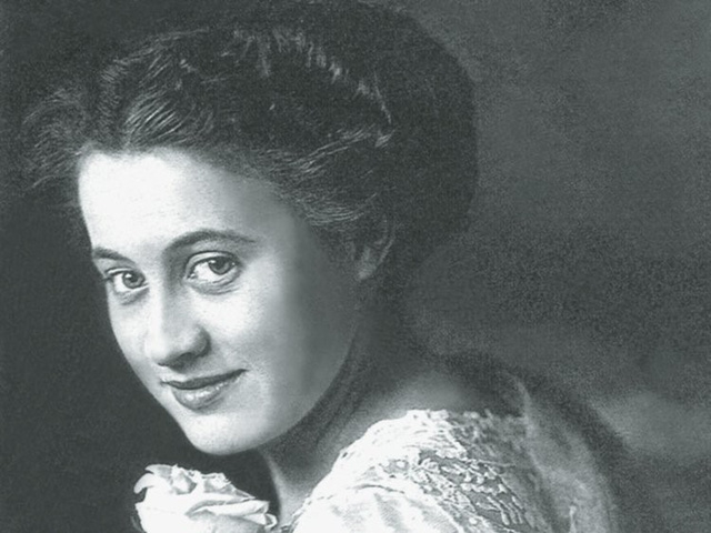 Nữ diễn vi&ecirc;n Dorothy Gibson đ&atilde; l&ecirc;n t&agrave;u Titanic v&agrave; may mắn sống s&oacute;t, về sau, c&ocirc; xuất hiện trong bộ phim &ldquo;Saved From the Titanic&rdquo; (Cứu sống khỏi t&agrave;u Titanic).