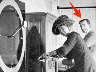 Một người sống s&oacute;t kh&aacute;c trong vụ ch&igrave;m t&agrave;u - anh Lawrence Beesley - đ&atilde; đột nhập phim trường &ldquo;A Night to Remember&rdquo; (1958) bởi muốn được xuất hiện trong cảnh t&agrave;u ch&igrave;m.