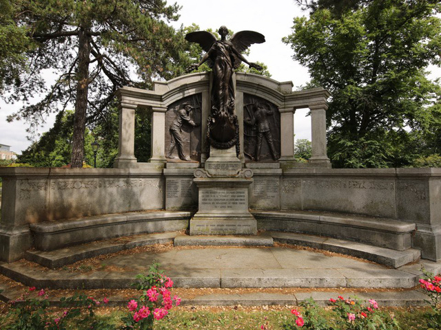 Tất cả 25 kỹ sư tr&ecirc;n t&agrave;u Titanic đ&atilde; thiệt mạng bởi họ đ&atilde; ở lại t&agrave;u tới thời khắc cuối c&ugrave;ng để giữ cho m&aacute;y t&agrave;u hoạt động.