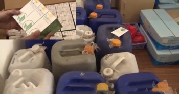 Kinh hoàng thuốc viêm xoang chế từ nước trôi nổi đựng trong can cáu bẩn