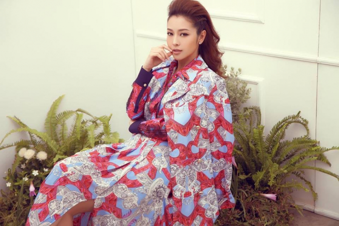 Hoa h&acirc;ụ Jennifer Phạm đẳng cấp trong bộ sưu tập Versace