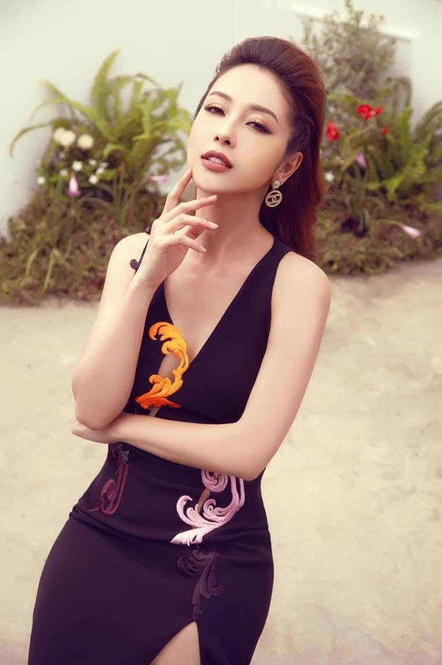 Hoa h&acirc;ụ Jennifer Phạm đẳng cấp trong bộ sưu tập Versace