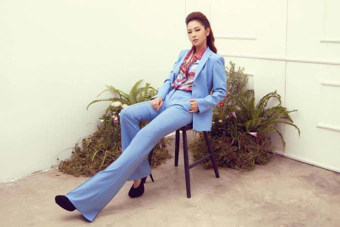 Hoa h&acirc;ụ Jennifer Phạm đẳng cấp trong bộ sưu tập Versace