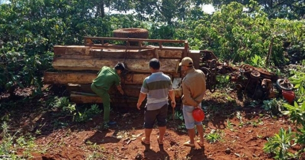 Đắk Nông: Lật xe máy cày trong vườn cà phê, 3 người thương vong