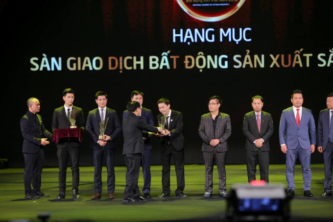 Giải thưởng hạng mục s&agrave;n giao dịch bất động sản xuất sắc nhất.