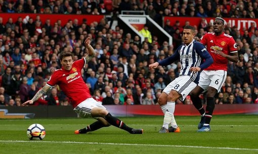 H&agrave;ng thủ của Man Utd đ&atilde; phải chơi kh&aacute; vất vả trong hiệp 1. (Ảnh: Reuters)