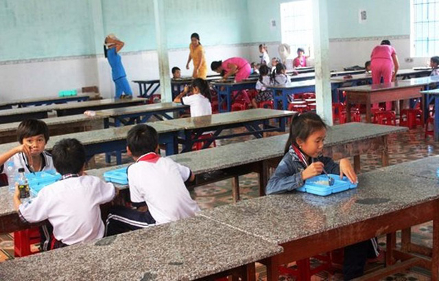 Trong 2 năm, Trường Tiểu học số 2 Tam Quan Bắc đ&atilde; thu thừa 130 triều đồng tiền ăn ở của học sinh b&aacute;n tr&uacute; n&ecirc;n bị y&ecirc;u cầu trả lại tiền cho cha mẹ học sinh (Ảnh: B&aacute;o B&igrave;nh Định)