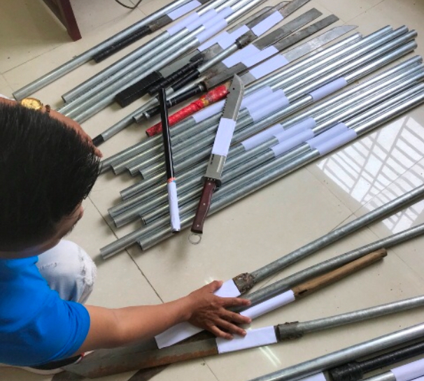 Hung kh&iacute; thu được tại hiện trường vụ ẩu đả. Ảnh: CA TX Điện B&agrave;n.