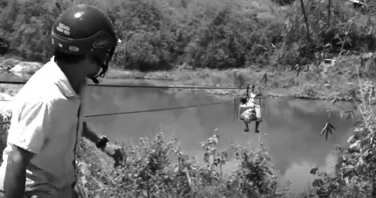 Ngược đời ở Kon Tum: Có cầu nhưng người dân vẫn... liều mình đu dây qua sông