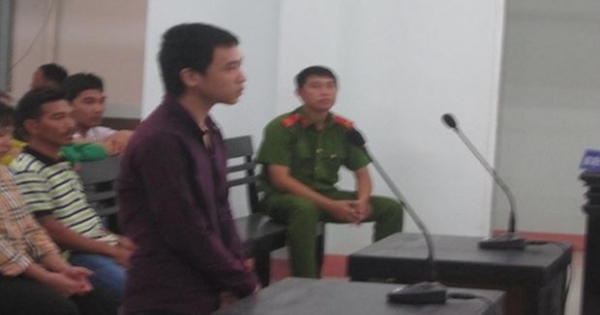 Sau khi cắt cổ, cháu giấu thi thể mợ vào bụi rậm, cướp tài sản rồi mua xăng đốt xác