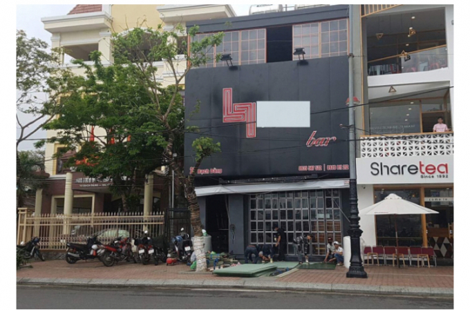 Qu&aacute;n bar (bảng m&agrave;u đen) bị xử phạt v&igrave; tiếng ốn qu&aacute; quy định.