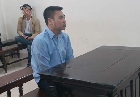 Bực tức trước hành xử "ăn cướp" của chủ nợ, tài xế taxi dùng kéo tấn công