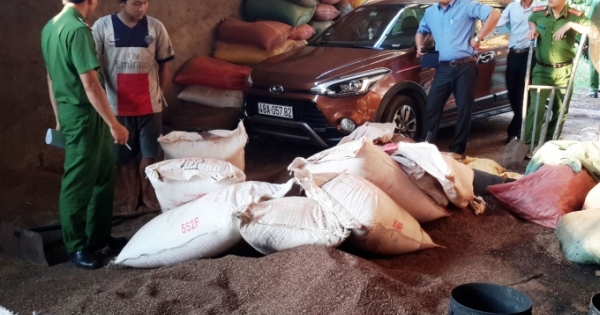 Đắk Nông: Bắt quả tang cơ sở chế biến cà phê dùng pin để nhuộm đen