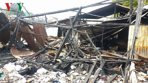 Đống đổ n&aacute;t sau vụ hỏa hoạn vẫn c&ograve;n, chưa được th&aacute;o dỡ để x&acirc;y lại nh&agrave; mới.