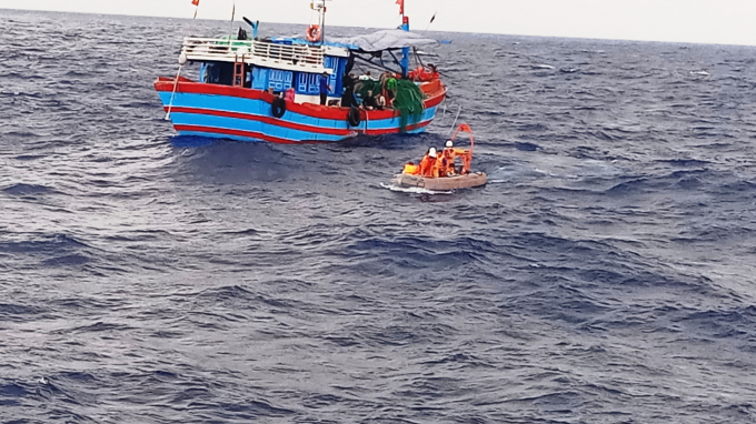 C&aacute;c thuyền vi&ecirc;n tr&ocirc;i dạt tr&ecirc;n th&uacute;ng chai sau khi&nbsp;t&agrave;u c&aacute; bất ngờ bị ch&igrave;m tại tọa độ 16024&rsquo;N &ndash; 109032&rsquo;E.&nbsp;