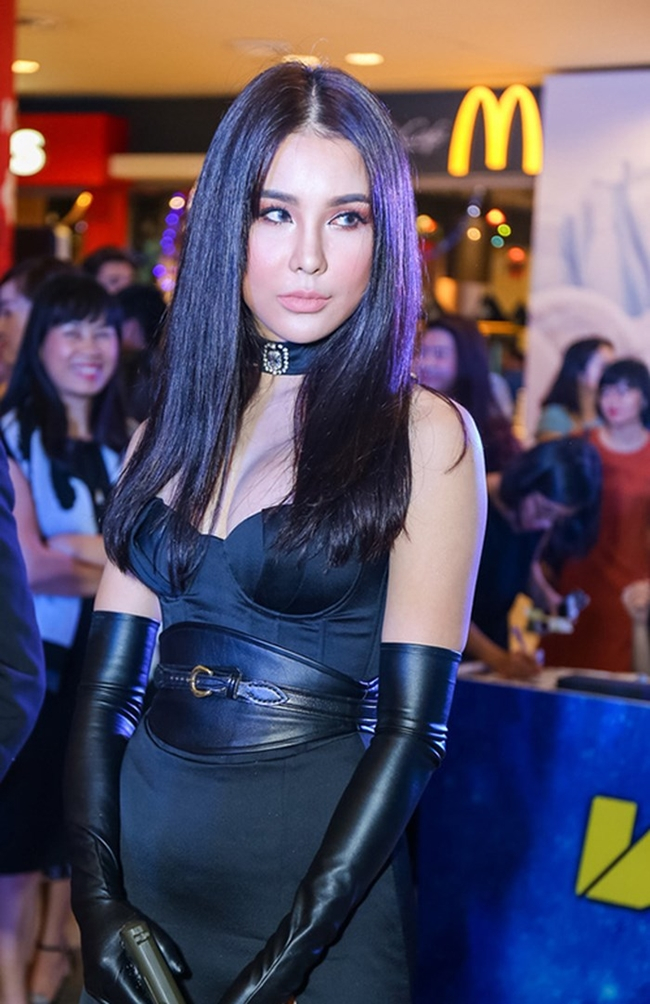 Giữa th&aacute;ng 12.2016, Diệp L&acirc;m Anh xuất hiện tại một sự kiện ra mắt phim với gương mặt sưng phồng, căng cứng v&agrave; thiếu tự nhi&ecirc;n. L&uacute;c n&agrave;y, c&ocirc; vướng nghi &aacute;n phẫu thuật thẩm mỹ. Trong một b&agrave;i phỏng vấn, Diệp L&acirc;m Anh cho biết kh&ocirc;ng phẫu thuật thẩm mỹ m&agrave; chỉ sử dụng c&aacute;c c&ocirc;ng nghệ l&agrave;m đẹp.