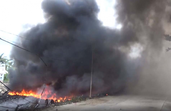 Ngọn lửa bốc ch&aacute;y dữ dội.