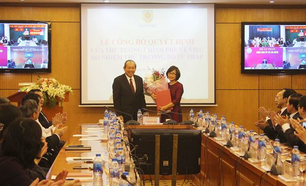 Phó Thủ tướng thường trực Chính Phủ Trương Hòa Bình trao Quyết định bổ nhiệm cho bà Đặng Hoàng Oanh.