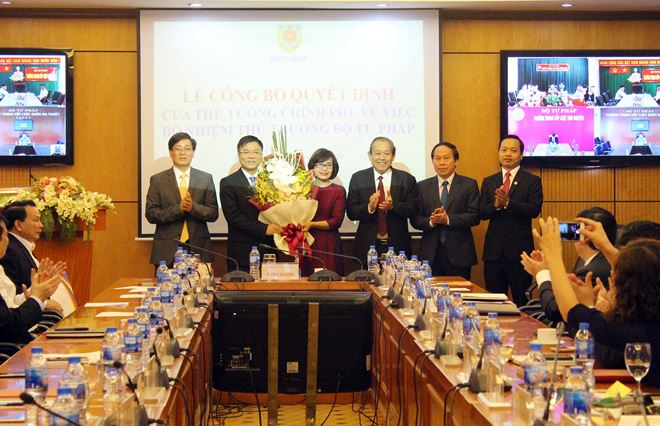 Lãnh đạo Bộ Tư pháp chúc mừng tân Thứ trưởng Đặng Ho&agrave;ng Oanh.