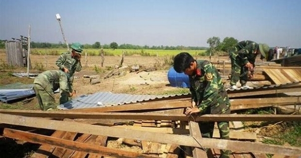 Quân đội dựng nhà, lợp mái giúp dân vùng bị mưa đá, lốc xoáy