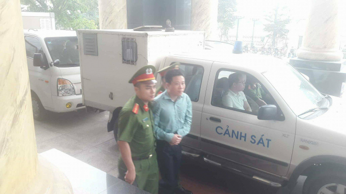 Được dẫn giải đến t&ograve;a s&aacute;ng nay, cựu Chủ tịch Oceanbank H&agrave; Văn Thắm mặc &aacute;o sơ mi m&agrave;u xanh, tinh thần kh&aacute; thoải m&aacute;i.