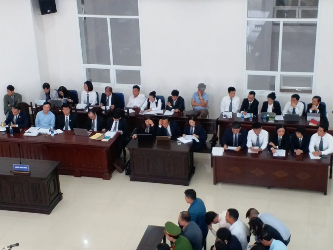 C&oacute; rất đ&ocirc;ng c&aacute;c luật sư b&agrave;o chữa cho c&aacute;c bị c&aacute;o trong phi&ecirc;n xử ph&uacute;c thẩm.