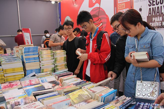 Đ&ocirc;ng đảo bạn đọc đến t&igrave;m mua s&aacute;ch. Ảnh: Cổng th&ocirc;ng tin điện tử Bộ TT&amp;amp;amp;TT.