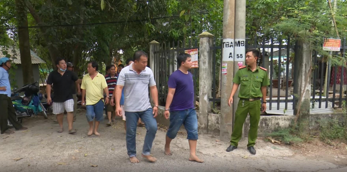 C&aacute;c đối tượng bị đưa về cơ quan c&ocirc;ng an để điều tra l&agrave;m r&otilde;