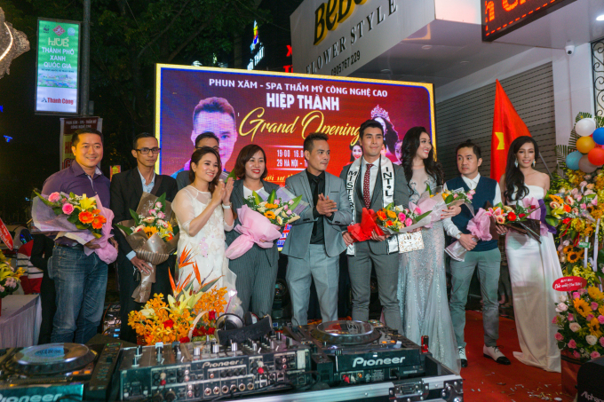 Tặng hoa cho c&aacute;c kh&aacute;ch mời...