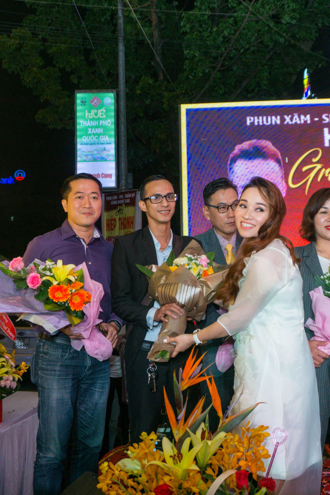 B&agrave; Hồ Thị Diệu Hằng trao hoa cho c&aacute;c đại diện cơ quan b&aacute;o ch&iacute; đ&oacute;ng tr&ecirc;n địa b&agrave;n tỉnh Thừa Thi&ecirc;n huế