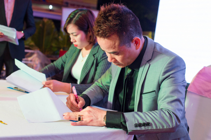 B&agrave; Đỗ Thị Thuyết - Trưởng Ph&ograve;ng Khoa Thẩm Mỹ trường Trung cấp Y Trung Ương đang k&yacute; kết với Hiệp Th&agrave;nh về việc li&ecirc;n kết đ&agrave;o tạo cấp bằng Phun Xăm, Chăm s&oacute;c da chứng chỉ Quốc gia .