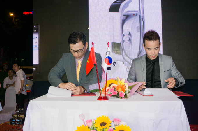 Tại Lễ khai trương c&oacute; chuy&ecirc;n gia Thẩm Mỹ H&agrave;n Quốc k&yacute; kết chuyển giao c&ocirc;ng nghệ độc quyền với Hiệp Th&agrave;nh v&agrave; nhiều đơn vị nước ngo&agrave;i kh&aacute;c.
