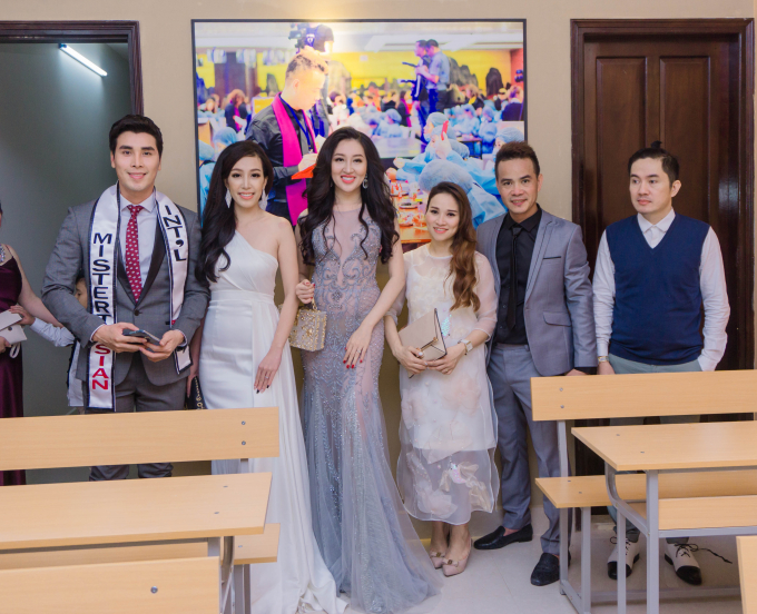 Hoa hậu Huỳnh Th&uacute;y Anh - &Aacute; Vương Ch&acirc;u &Aacute; Quốc tế 2018 Ho&agrave;ng Minh Kha - Bầu Hoa hậu Ng&ocirc; H&ograve;a - Miss Quốc tế Ngọc Tr&acirc;n c&ugrave;ng gia đ&igrave;nh Hiệp Th&agrave;nh.