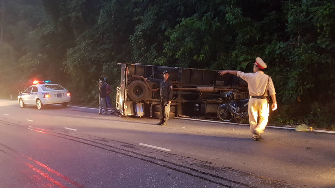 Xe tải đ&acirc;m v&agrave;o v&aacute;ch n&uacute;i rồi lật nghi&ecirc;ng.