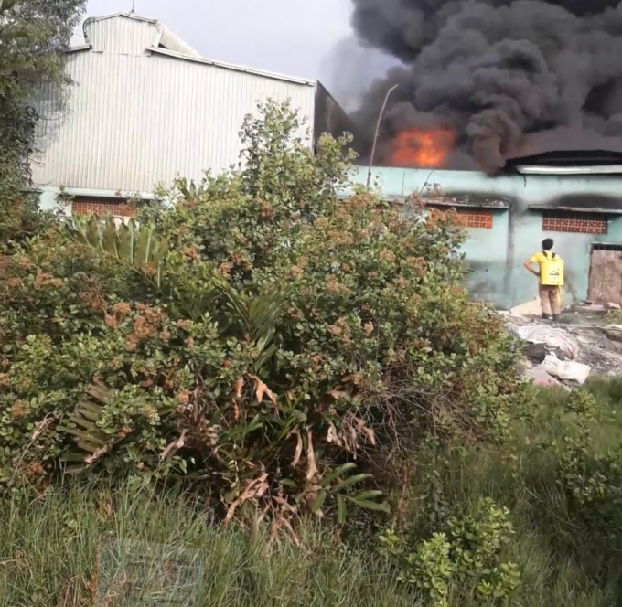 Đ&aacute;m ch&aacute;y b&ugrave;ng ph&aacute;t dữ dội