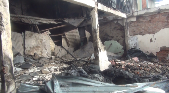 Nh&agrave; xưởng bị đổ sập, nhiều t&agrave;i sản bị thi&ecirc;u rụi