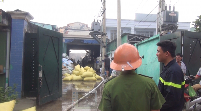 Sau gần 1h nỗ lực, ngọn lửa đ&atilde; được khống chế