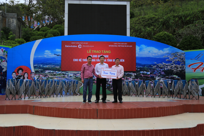 Đại diện Tập đo&agrave;n Nam Cường trao tặng&nbsp;6.000 ghế inox cho hệ thống Nh&agrave; văn h&oacute;a tỉnh Điện Bi&ecirc;n.