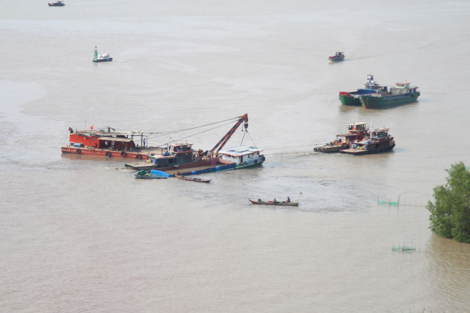 Chiếc s&agrave; lan được đưa l&ecirc;n tr&ecirc;n mặt nước.