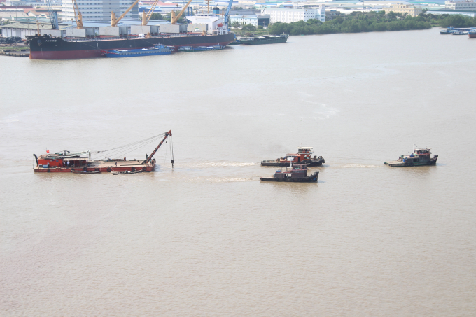 Bốn phương tiện ghe, t&agrave;u đ&atilde; được điều động đến để tiến h&agrave;nh trục vớt.