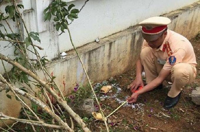 Lực lượng chức năng kh&aacute;m nghiệm hiện trường vụ tai nạn (ảnh D&acirc;n Việt).