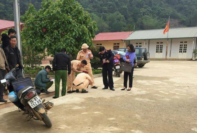 Lực lượng chức năng c&ocirc;ng an huyện V&acirc;n Hồ c&oacute; mặt tại hiện trường điều tra nguy&ecirc;n nh&acirc;n vụ việc.